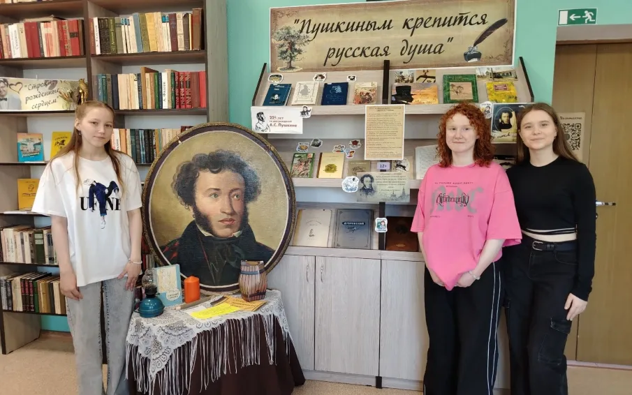 Для посетителей библиотеки № 4 сотрудники  провели день с писателем «Пушкин… Мгновения судьбы высокой»